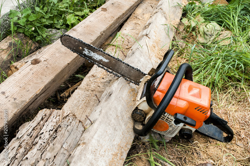 Cutting wood with a motor tester