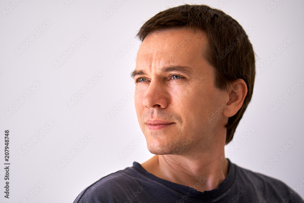 Fototapeta premium Człowiek, patrząc na puste miejsce na tekst z boku