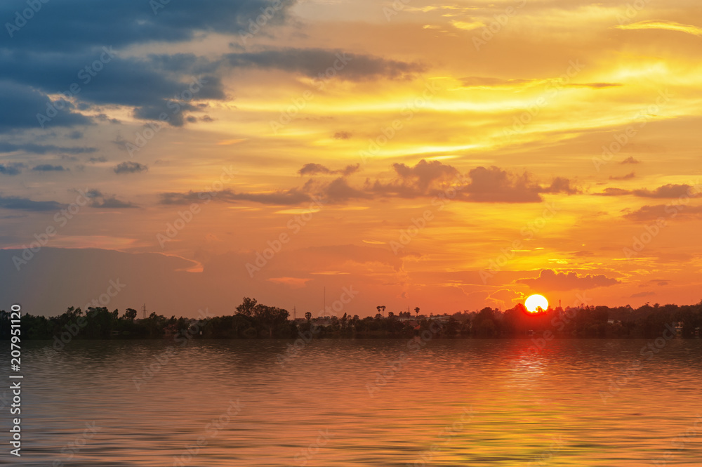 Naklejka premium kolorowe niebo o zachodzie słońca