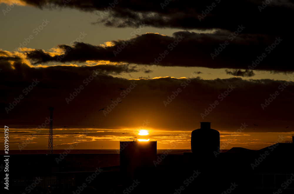 Bonita puesta de sol con sombras