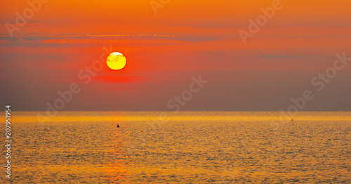Fototapeta Naklejka Na Ścianę i Meble -  view of a bright sunset on the sea