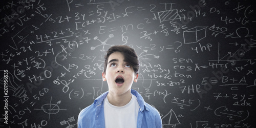Fotografie student with slate background with formulas