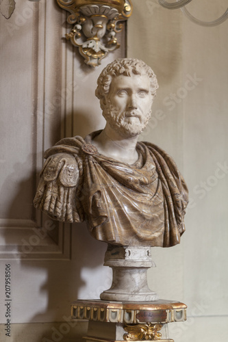 Бюст императора Тита Аврелия Фульва Бойоония Аррия Антониина Пия