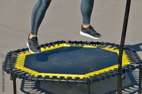 Obraz na płótnie Jumping on an elastic trampoline. w salonie