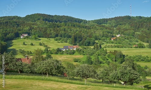 Bewaldete Hügel, grüne Wiesen und einzelne Gehöfte im schönen Deggenhausertal. Bodenseekreis, Baden-Württemberg, Deutschland