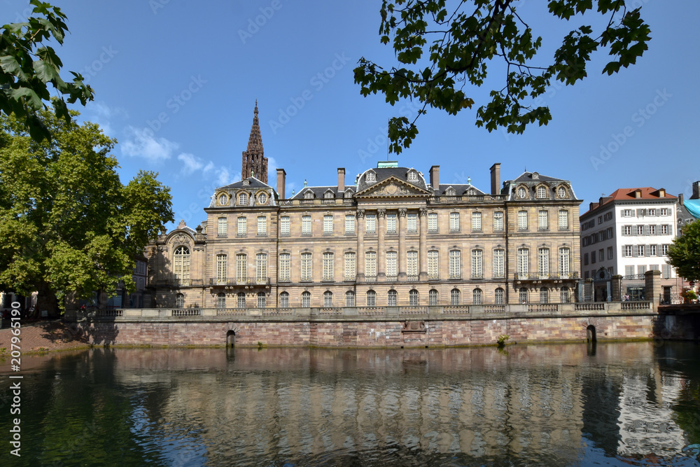 Blick auf das Palais Rohan mit Spiegelung in Ill in Straßburg, Elsaß, Frankreich, Europa / Strasbourg, Alsace, France, Europe