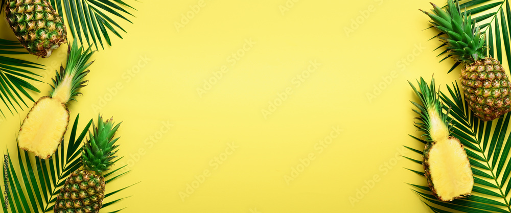 Fototapeta Wzór z jaskrawymi ananasami na żółtym tle. Widok z góry. Skopiuj miejsce. Minimalny styl. Pop-art design, koncepcja kreatywnych lato. Transparent