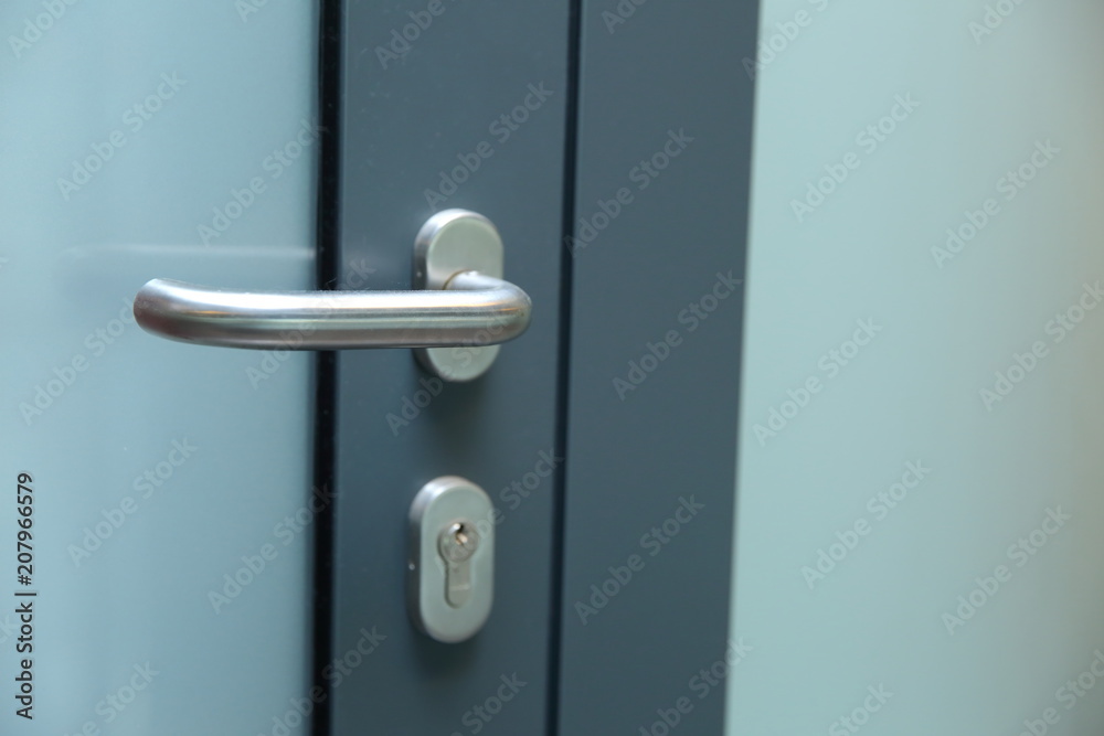 Door joinery made of aluminum frame and with a glass filling with a sticker that makes the rail opaque and gives a white milky color.
Door joinery made of aluminum frame and with a glass filling with a sticker that makes the rail opaque and gives a white milky color.