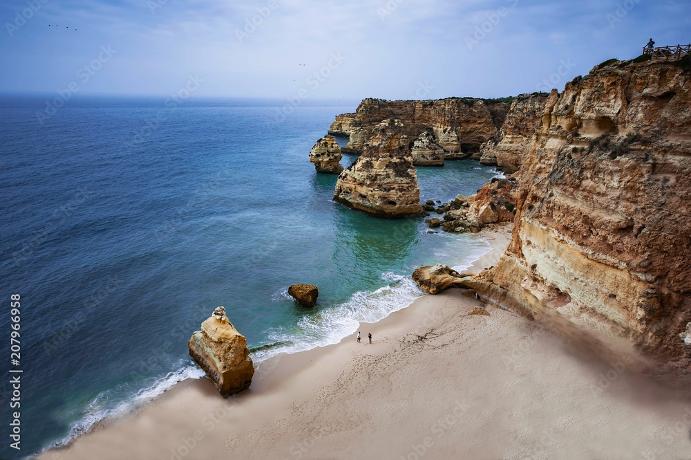 Klifowe wybrzeże, plaża Marinha, Algarve, Portugalia