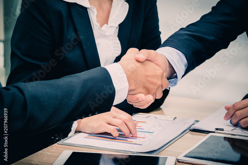 Canvastavla Businessmen handshaking after striking grand deal.