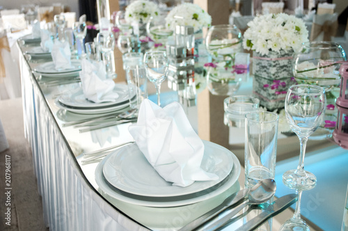 Napkins in the shape of a ship for decoration at a wedding