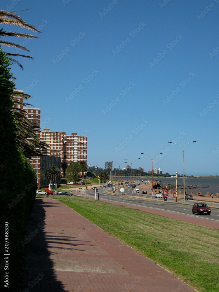 Obraz premium Rambla von Montevideo - Umfahrungsstraße