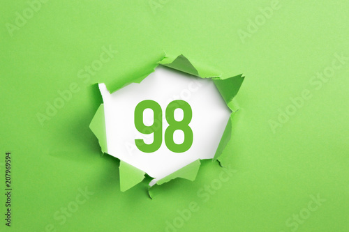 Foto gruene Nummer 98 auf gruenem Papier