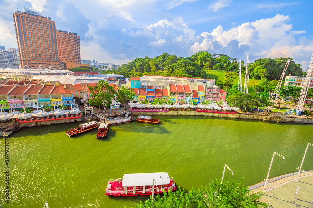 Fototapeta premium Widok z lotu ptaka na obszar Clarke Quay i Riverside w Singapurze, w Azji Południowo-Wschodniej. Panoramę nabrzeża z rejsu statkiem po rzece Singapur w słoneczny dzień.