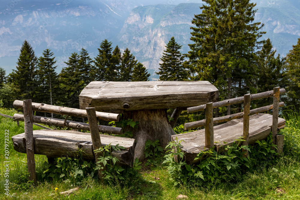Panchina e tavolino nella natura