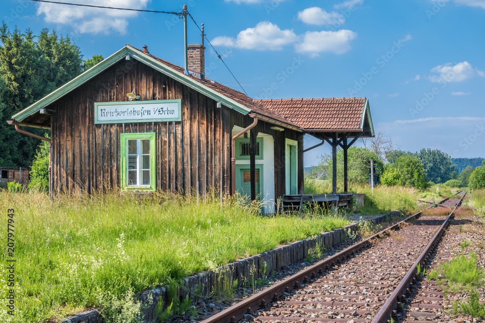 Ehemaliger Bahnhof in Deutschland an Gleisen Ehemaliger Bahnhof in Deutschland an Gleisen