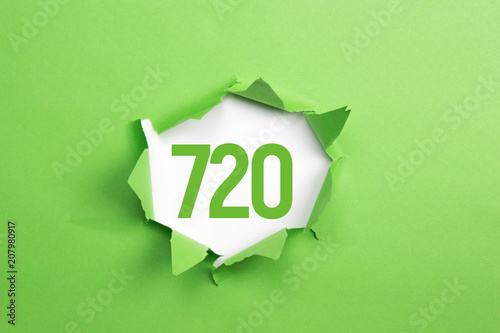 gruene Nummer 720 auf gruenem Papier