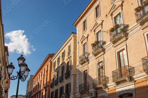 Palazzi centro storico catanzaro, calabria, italia. Cielo blu con nuvole sullo sfondo. Lampione vintage sulla sinistra © patrickpvps3