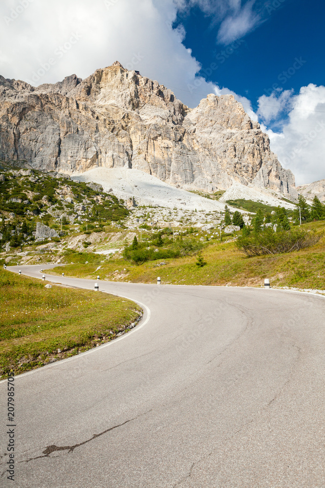 Strade, curve e tornanti di montagna in Trentino