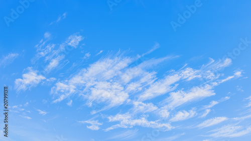 Blauer Himmel mit leichten Wolken