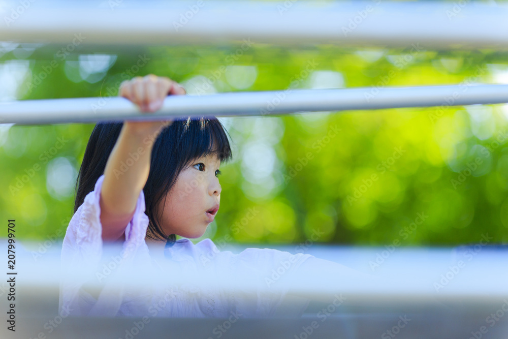 Fototapeta premium 公園で遊ぶ女の子