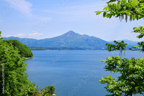 猪苗代湖と磐梯山（福島県・会津若松市）