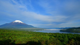 山中湖にかかる雲と富士山