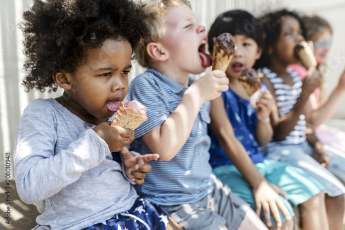 Foto Kids eating ice cream in the summer