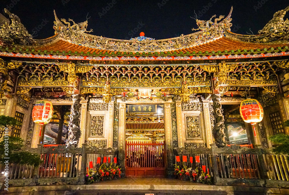 the exterior architecture of Longshan temple