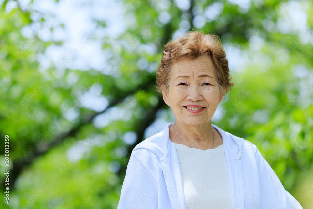 笑顔の高齢女性 笑顔の高齢女性