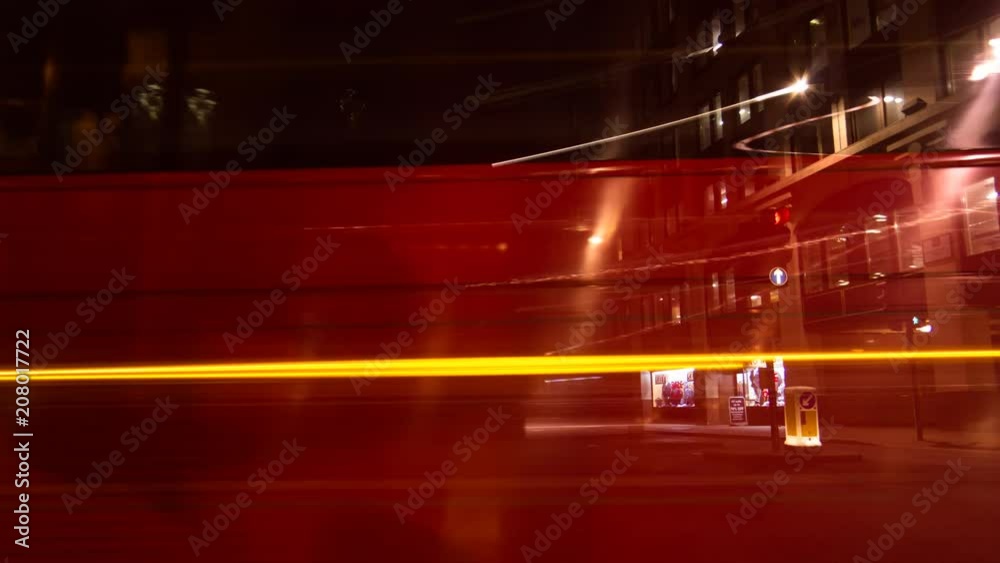 Vidéo Stock Traffic moves across an intersection in the City of London ...