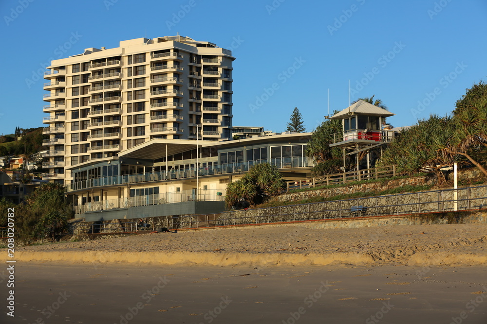 Obraz premium Early morning sunrise at Coolum Beach on the Sunshine Coast of Queensland in Australia.