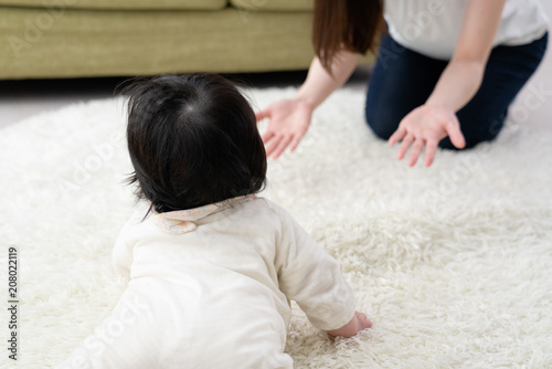 赤ちゃんとお母さん ハイハイ 練習 笑顔 カーペット Stock Photo Adobe Stock
