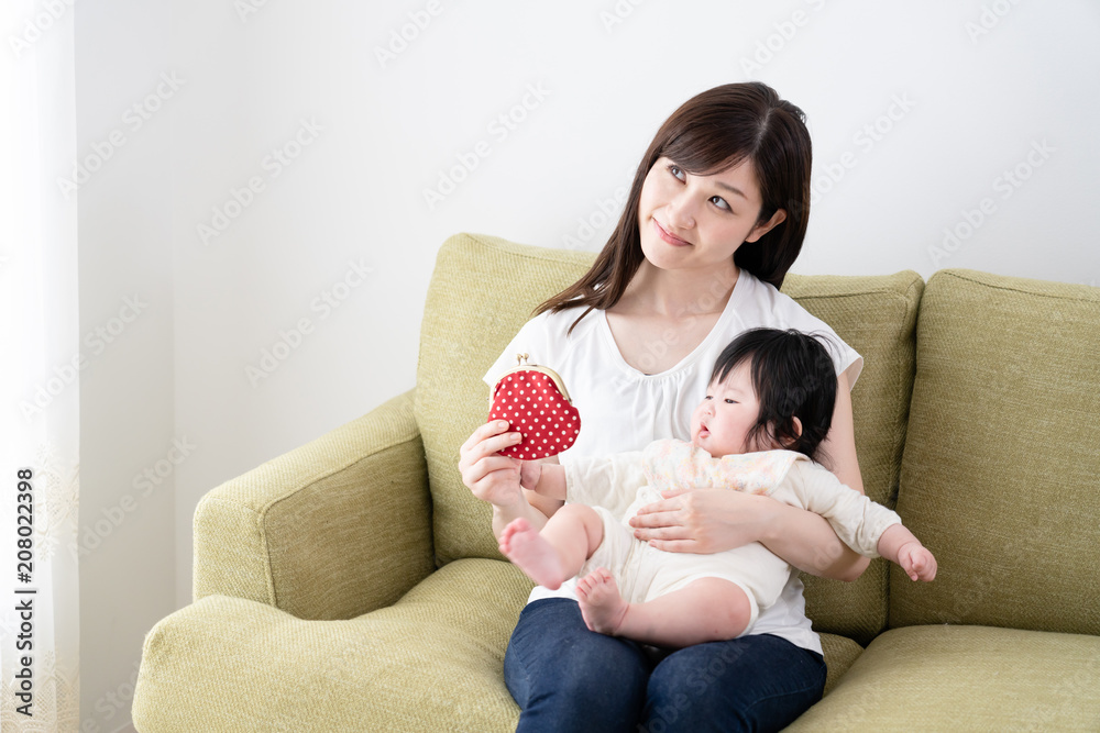 赤ちゃんとお母さん、お金、家計、経済、財布、養育費、おんぶ 赤ちゃんとお母さん、お金、家計、経済、財布、養育費、おんぶ