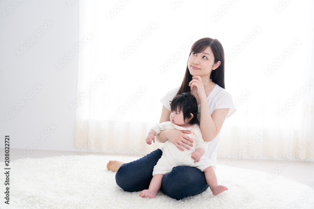 赤ちゃんとお母さん、おんぶ、悩む、考える、笑顔 赤ちゃんとお母さん、おんぶ、悩む、考える、笑顔