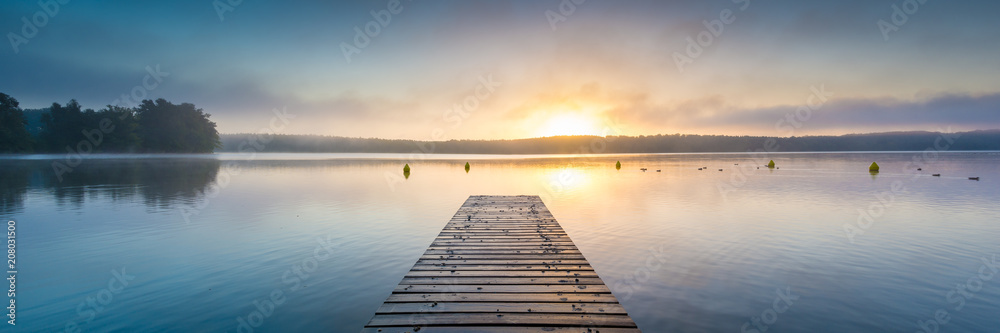 Fototapeta premium Wschód słońca nad jeziorem z mgłą - panorama