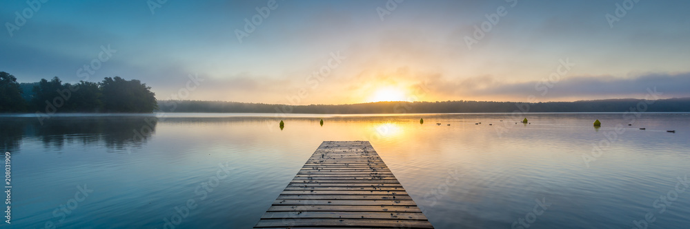 Obraz premium Wschód słońca nad jeziorem z mgłą - panorama