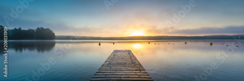 Fotografie, Obraz Sonnenaufgang am See mit Nebel - Panorama