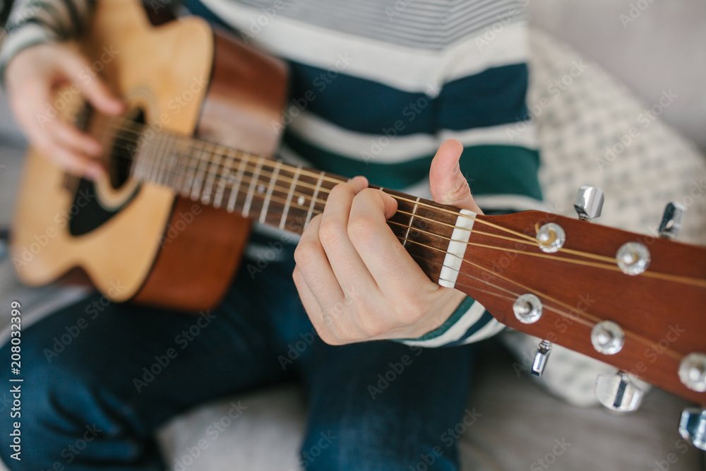 Learning to play the guitar. Music education and extracurricular lessons