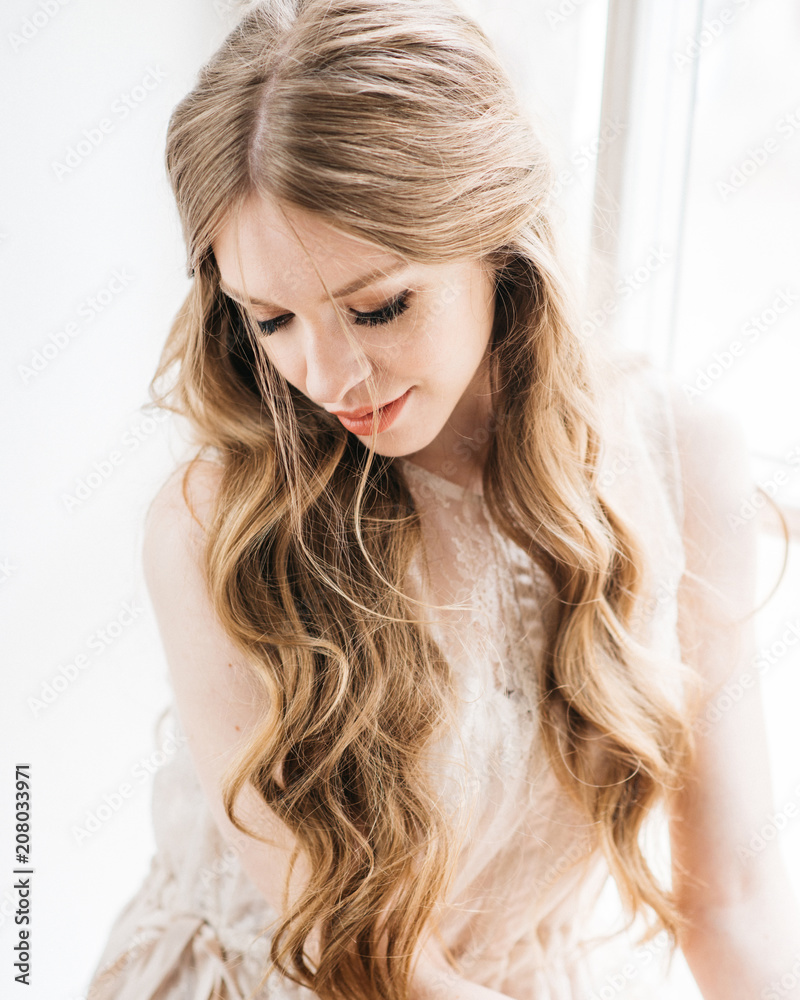 Obraz premium Piękna panna młoda z piękną fryzurą