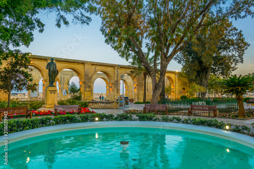 Billede på lærred Sunset view of the upper barrakka gardens in Valletta, Malta
