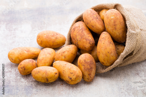 Photos A bio russet potato wooden vintage background.