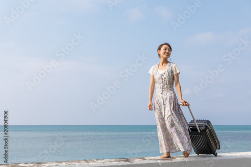 沖縄旅行を楽しむ若い女性