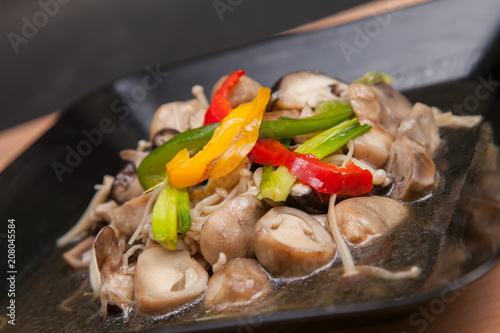 Fried mushroom in oyster sauce