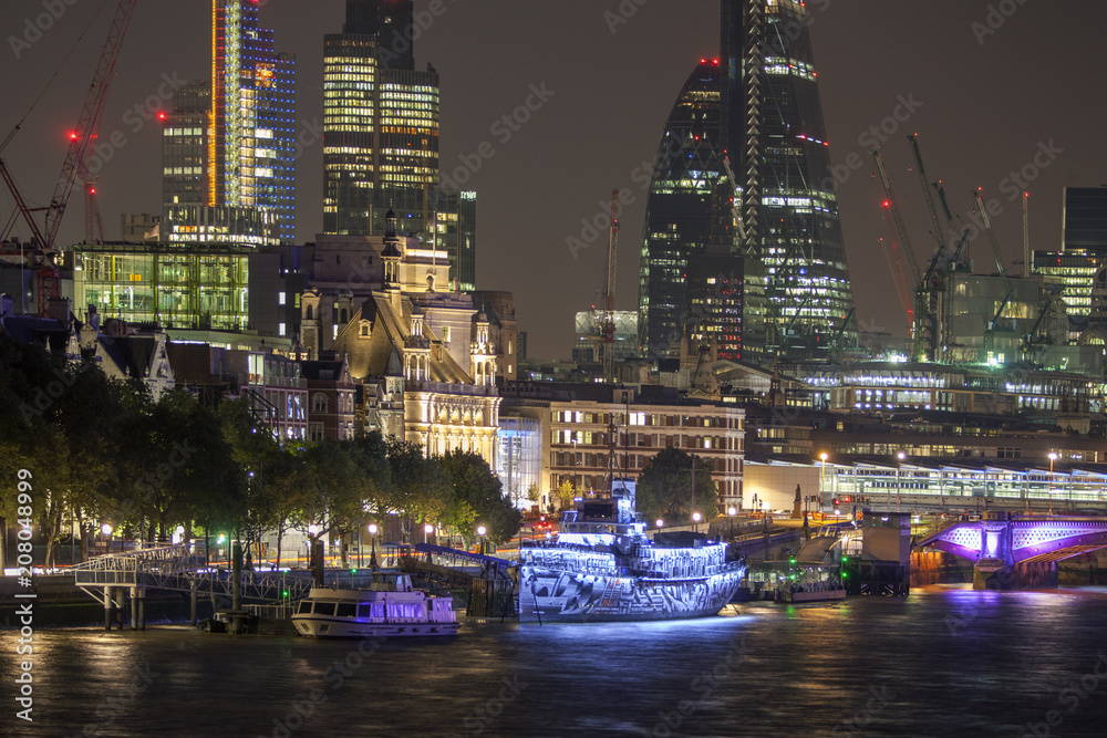 Fototapeta premium london skyline and river thames at night