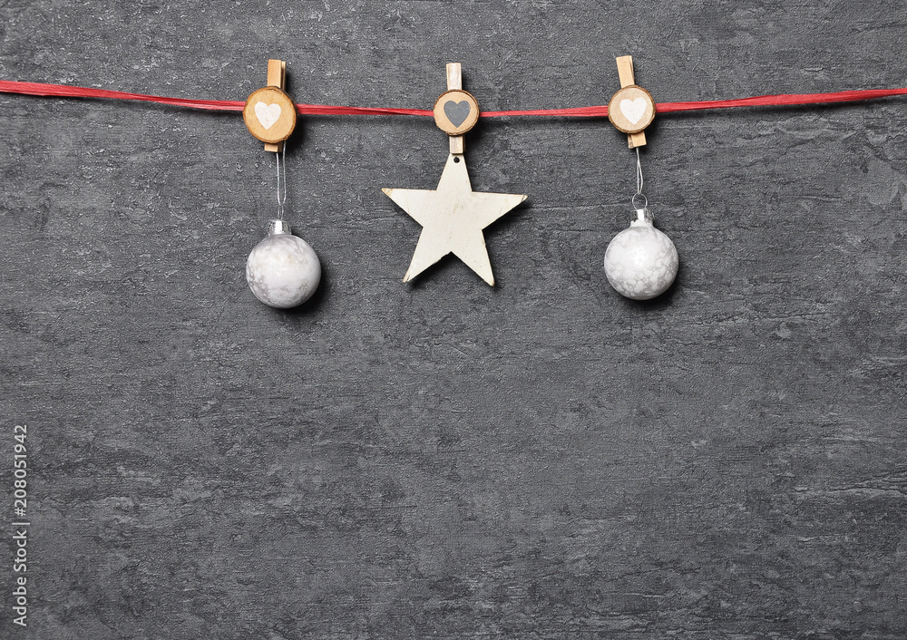 Obraz premium Hintergrund mit Weihnachtsbaumschmuck und Holzklemmen