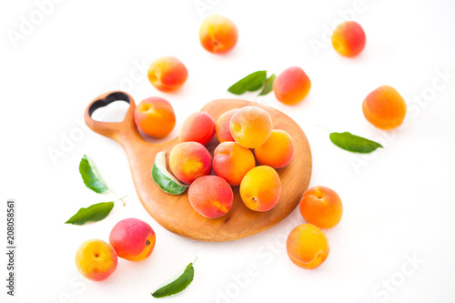 Fototapeta Naklejka Na Ścianę i Meble -  fresh apricots on white background