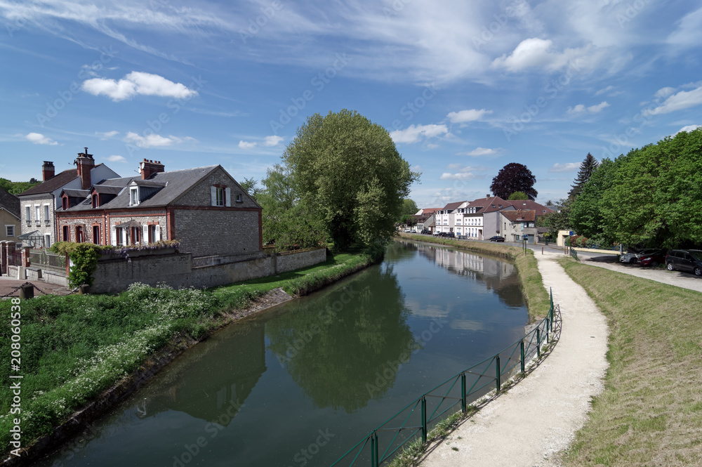 Obraz premium towpath on Loing river bank in Nemours city