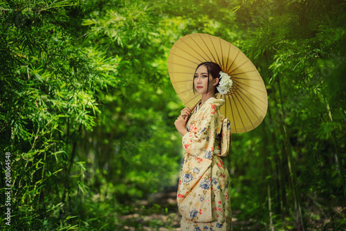Photo Japanese woman wearing kimono holding umbrella