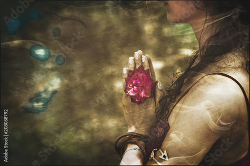 Fotografia close up of yoga woman hands in namaste gesture with rose flower
